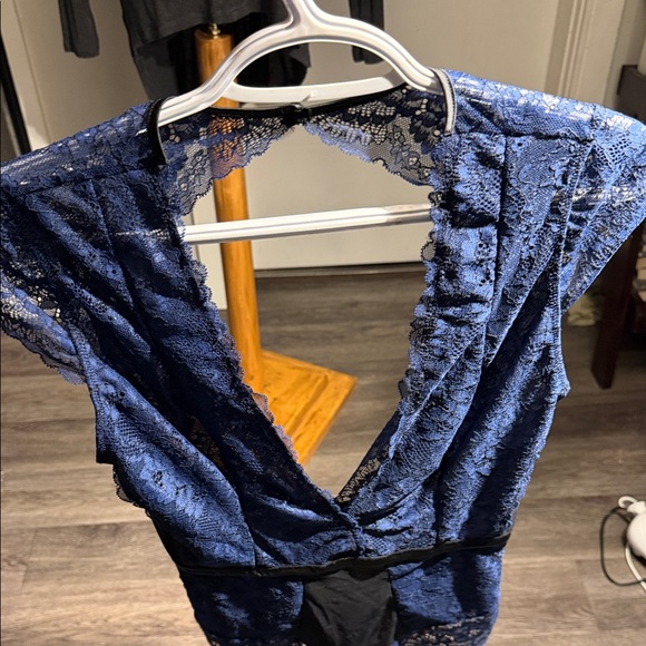 Elegant Lace Deep V-Neck Teddy Bodysuit - Blue - Picture 7 of 8